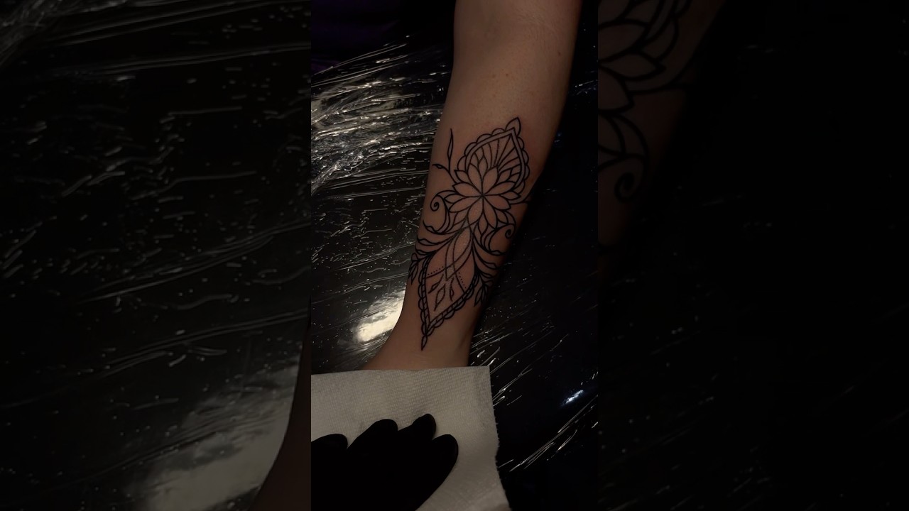 Mandala flash tattoo process - bold line tattoo #mandala #tattoos