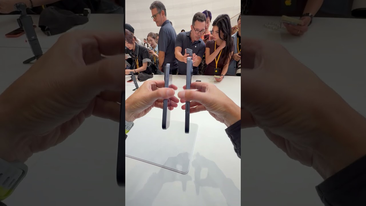 Hands-on with iPhone 17 Pro and Pro Max in Deep Blue!
