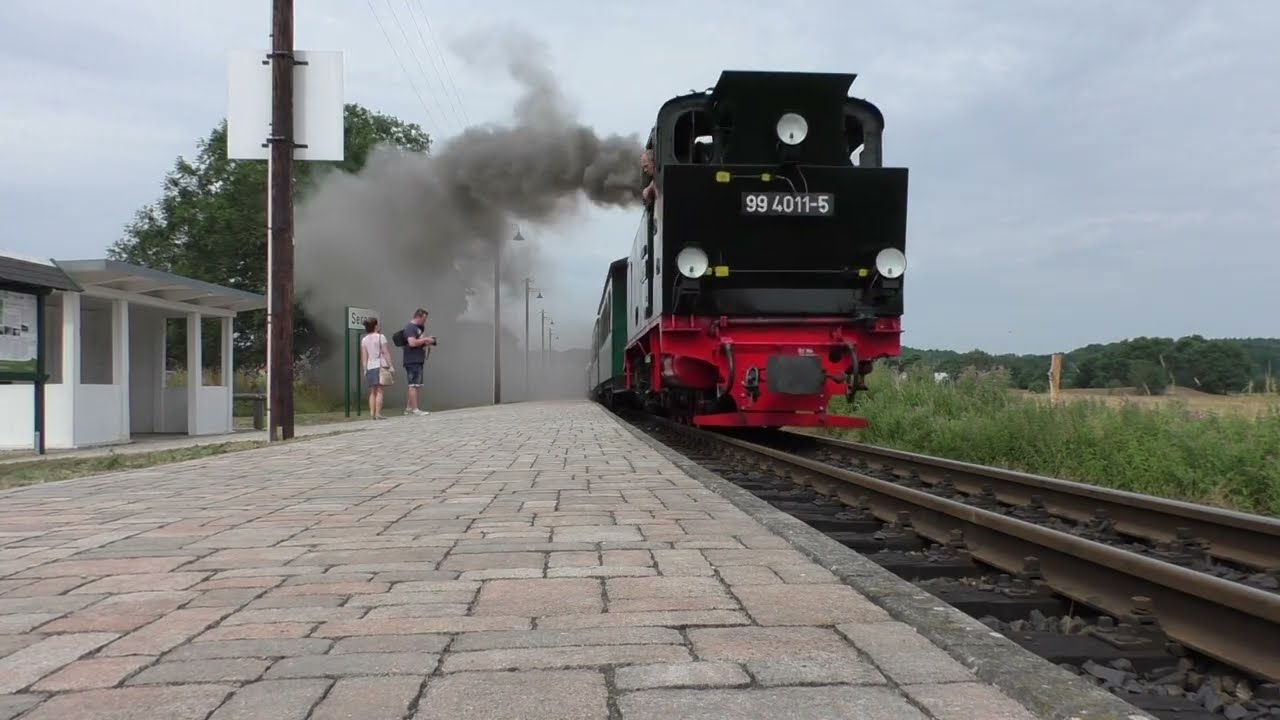 99 4011 der RüBB hält in Serams und fährt nach Binz LB, 17.07.2018, 11:12 Uhr