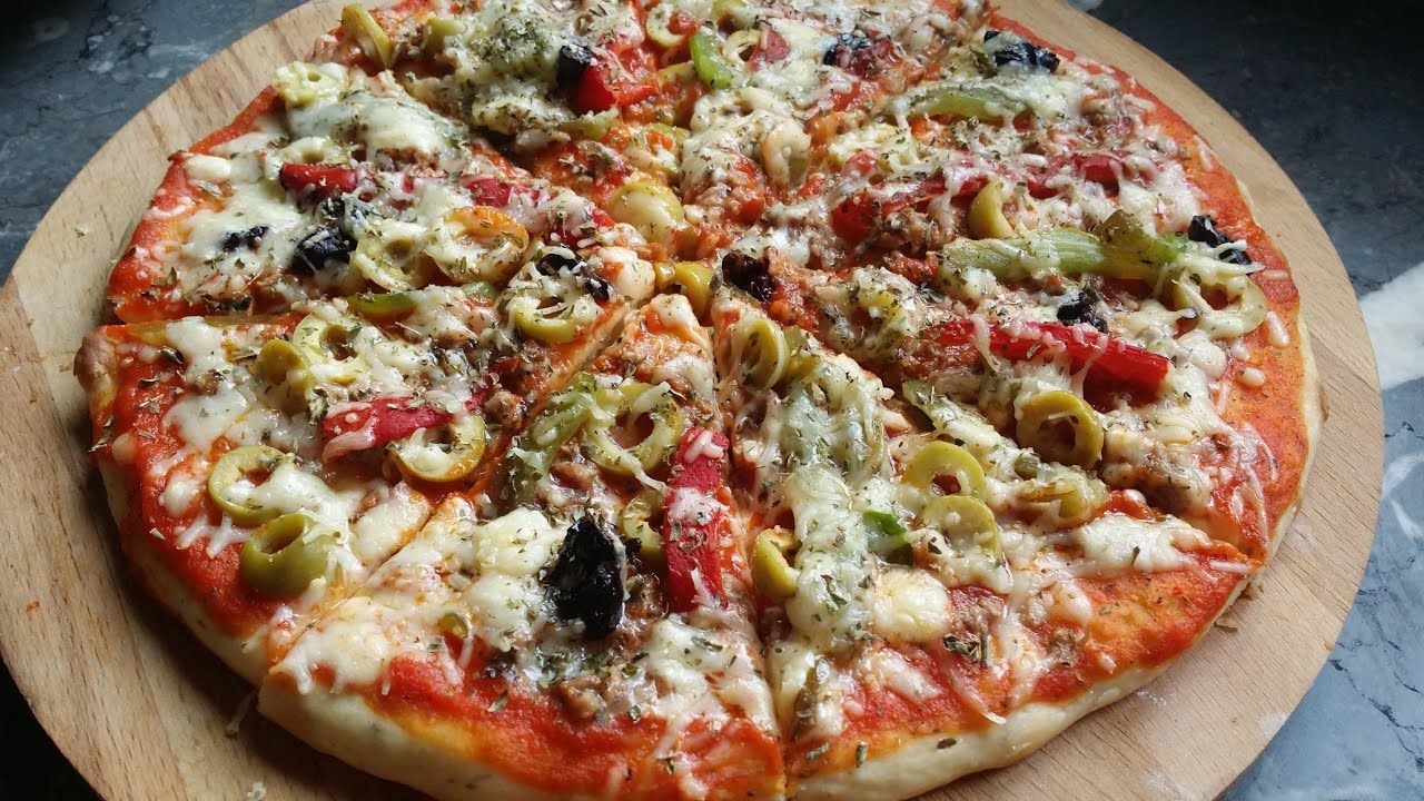 بيتزا بالطون🍕بعجينة سحرية كتبقى رطبة دون دلك أو مجهود لذيذة بزاااف👌