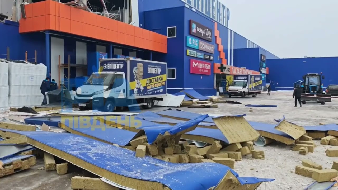 Такий вигляд має будівля ТЦ Епіцентр у Запоріжжі, яку росіяни обстріляли пізно ввечорі.