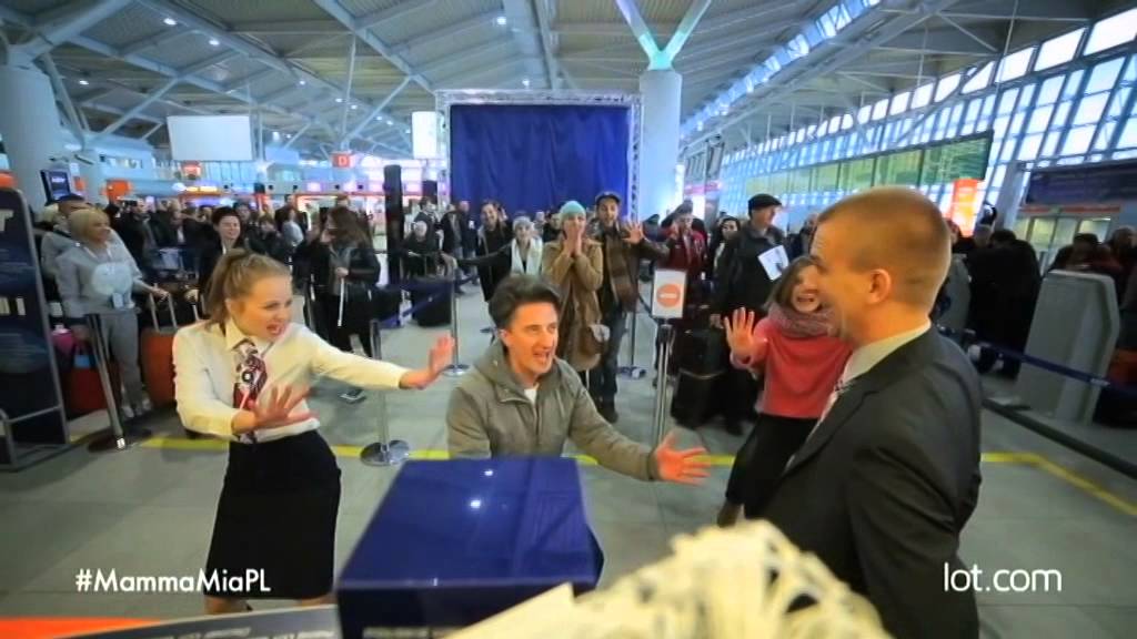 Fun Warsaw Airport Flash Mob: LOT Polish Airlines greets 500,000th Boeing 787 passenger