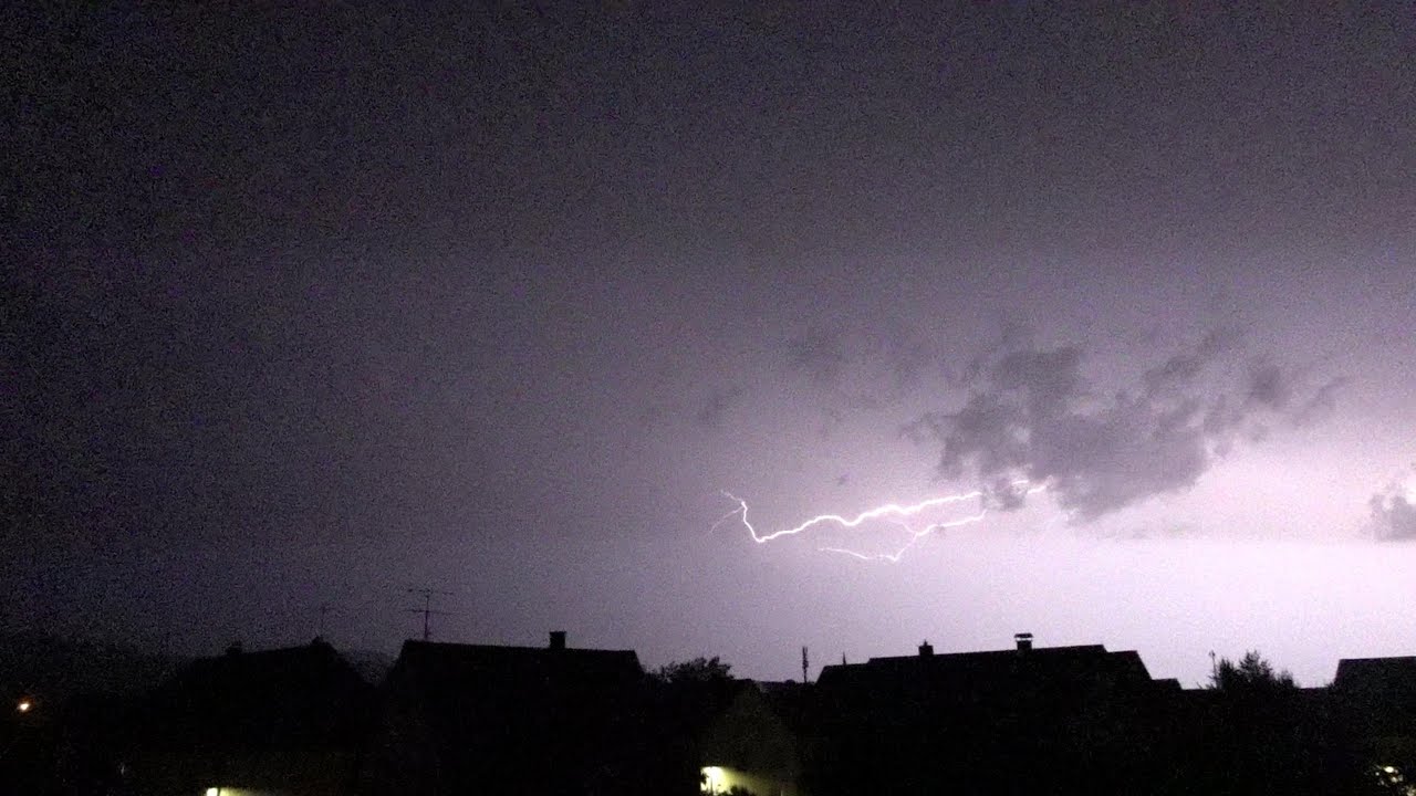 N&auml;chtlicher Gewitterkomplex mit netten Blitzen und sch&ouml;nen Donnerkl&auml;ngen, 02. Juni 2025