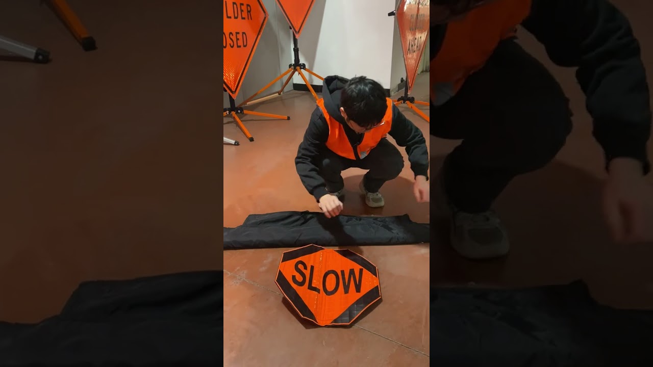 Stop slow sign paddles must be easily transportable