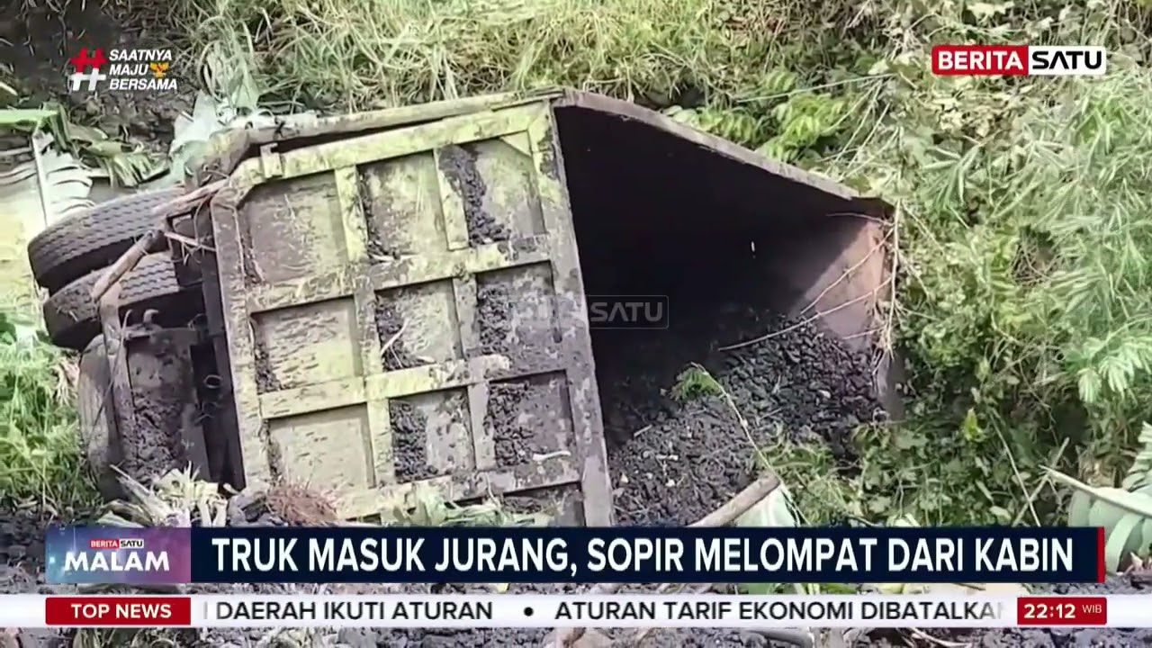 Truk Masuk Jurang Cadas Pangeran, Sopir Lompat Selamatkan Diri #beritasatu