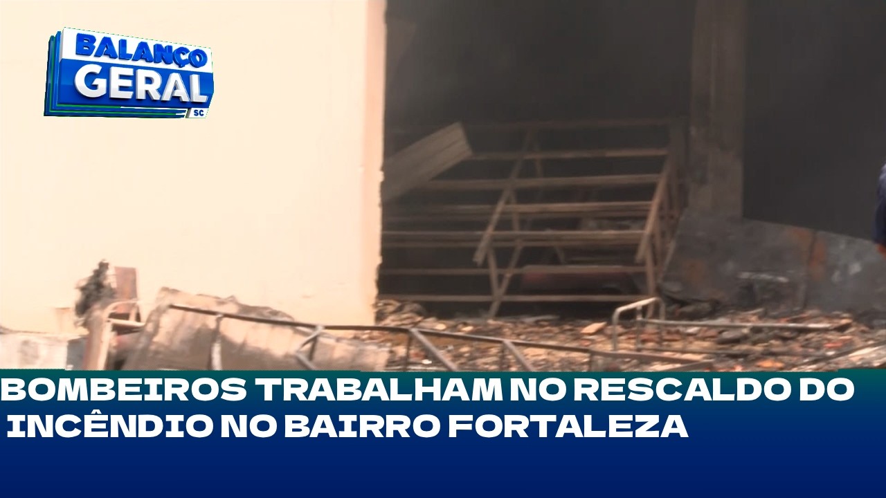 Blumenau: bombeiros trabalham no rescaldo do incêndio no bairro Fortaleza