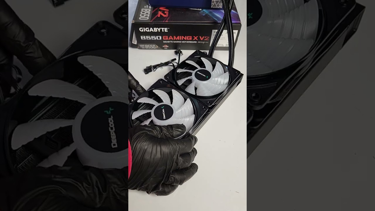 Cum să faci un PC de gaming pe piese &icirc;ntr-un singur minut 🎮