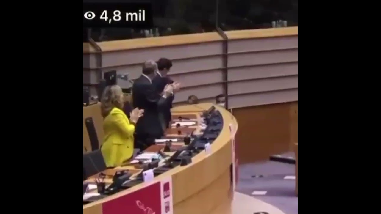 Lula aplaudido de p&eacute; no Parlamento Europeu. #LulaEstadistaDoPlaneta
