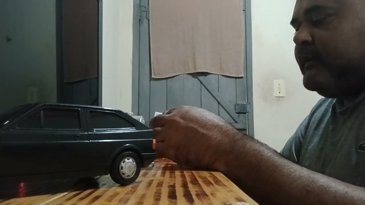 Colando adesivo no outro Gol da diverplas 