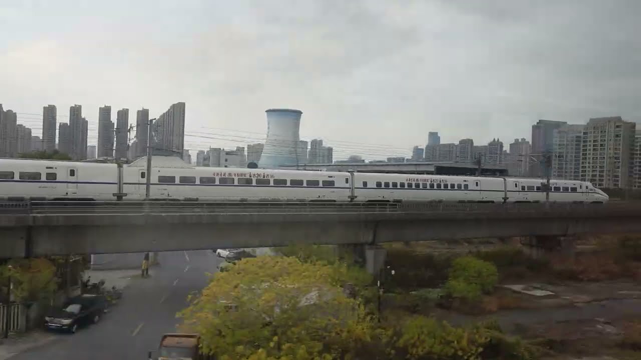 Traveling by high-speed train between Shanghai and Ningbo. 乘坐上海到宁波的高铁旅行