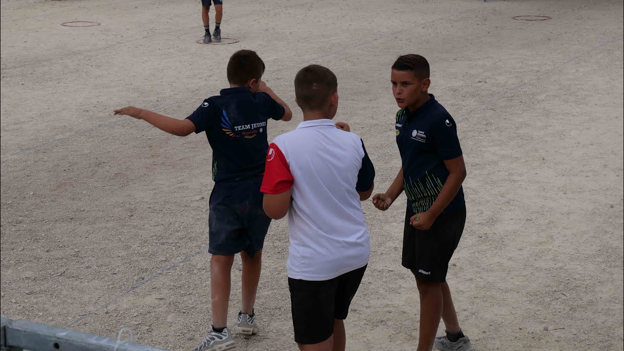 Replay Pétanque : Mondial Jeunes triplettes - Loni Szczotkowski en action face à Ethan Aubin