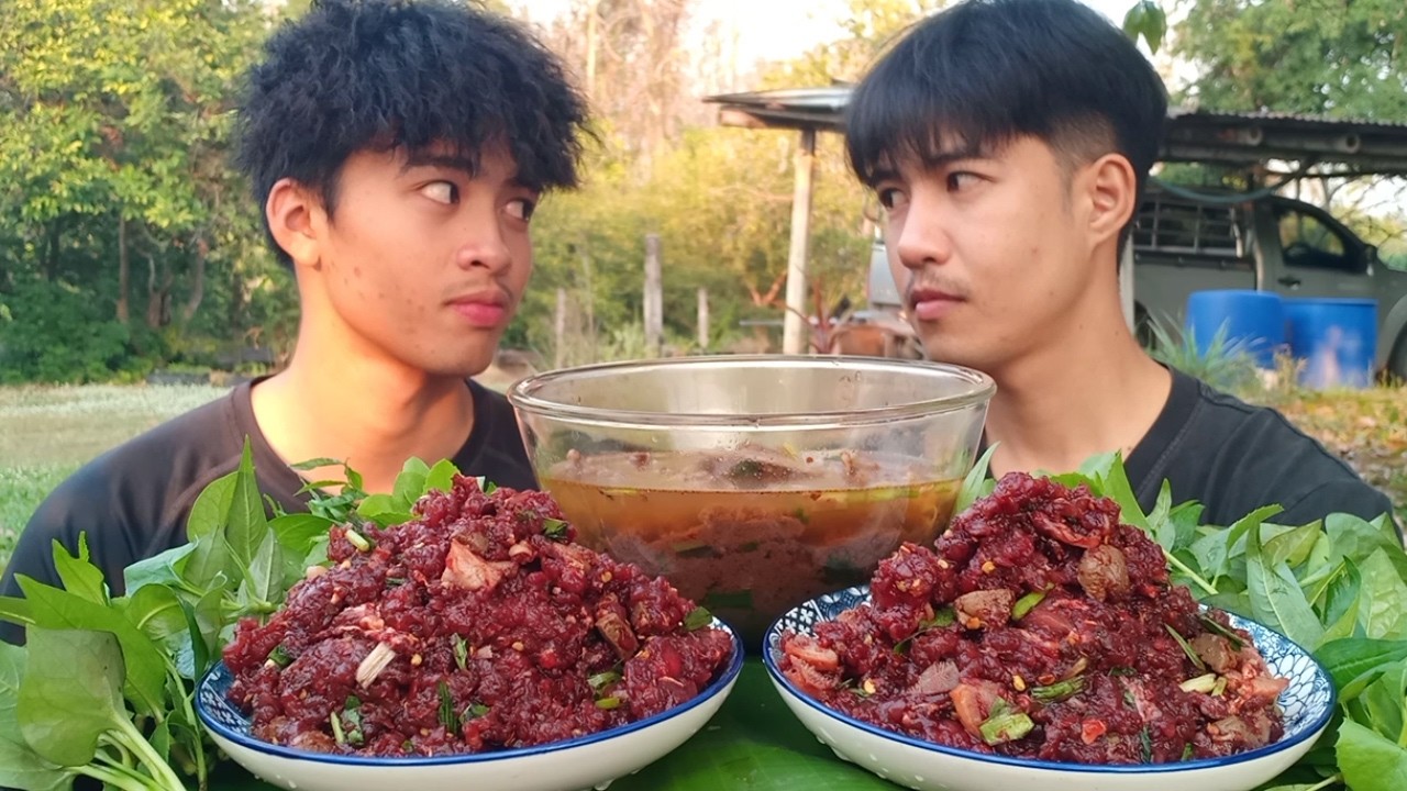 ต้มอ่อมร้อนๆ ลาบก้อยสดๆ แซ่บเผ็ดร้อนมากินด้วยกันนะครับ.