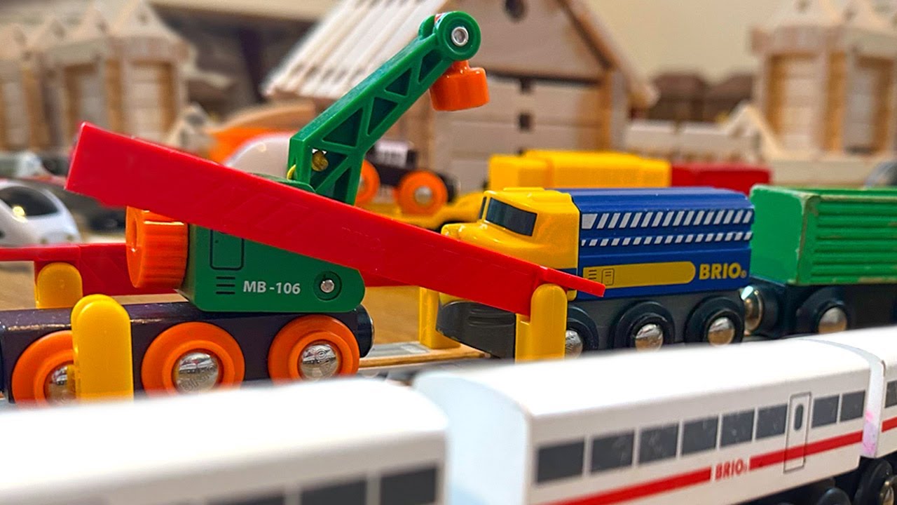 Züge helfen Schweinchen und fahren zur Zauberwiese | Brio Spielzeug aus Holz für Kinder