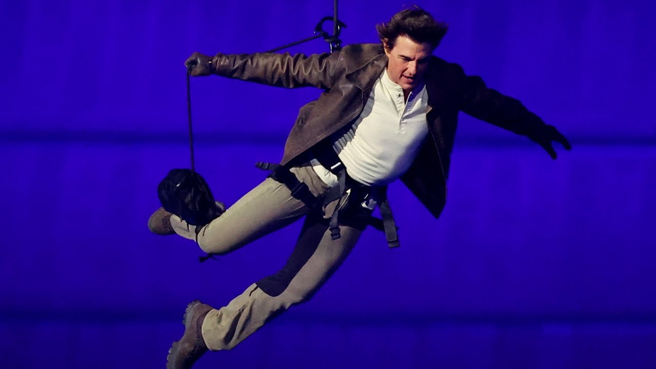 JO PARIS 2024 - La cascade mythique de Tom Cruise en mode "Mission : Impossible" au Stade de France