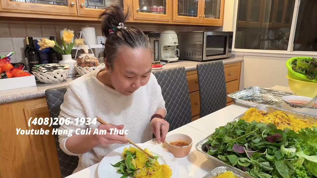CÔ THỦY VÀ BÉ HUY ĂN BÁNH XÈO. MÓN KHOÁI KHẨU CỦA CẢ NHÀ EM 