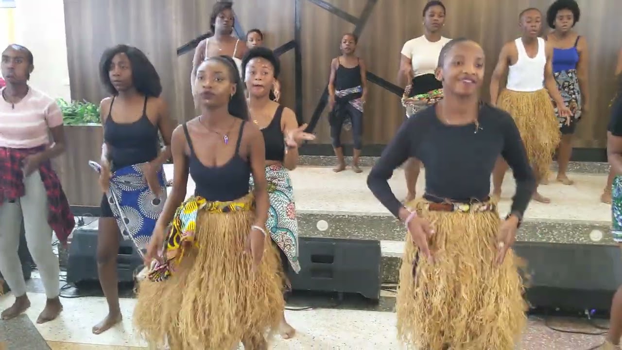 Ecole Internationale Enfants du Monde: Festival* clôture de l'année 2024. Danse traditionnelle