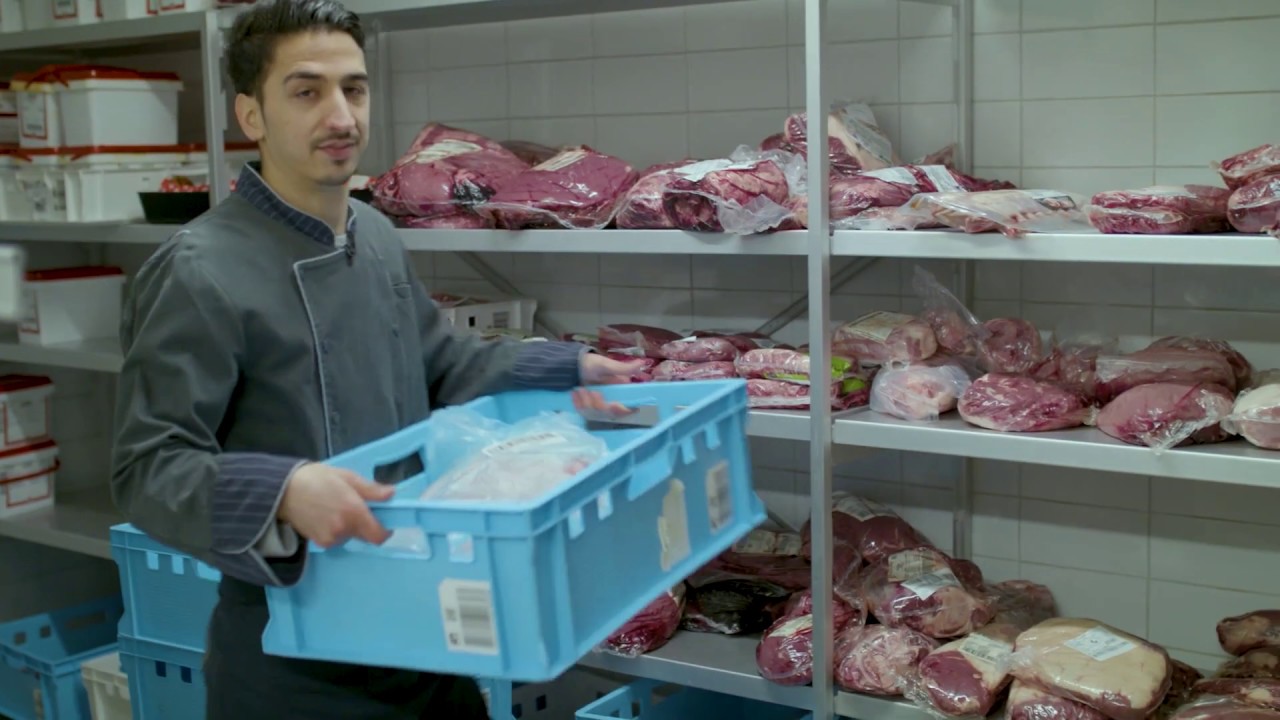 Ein Blick hinter die Theke bei EDEKA – mit Leo, Fleischer im Verkauf