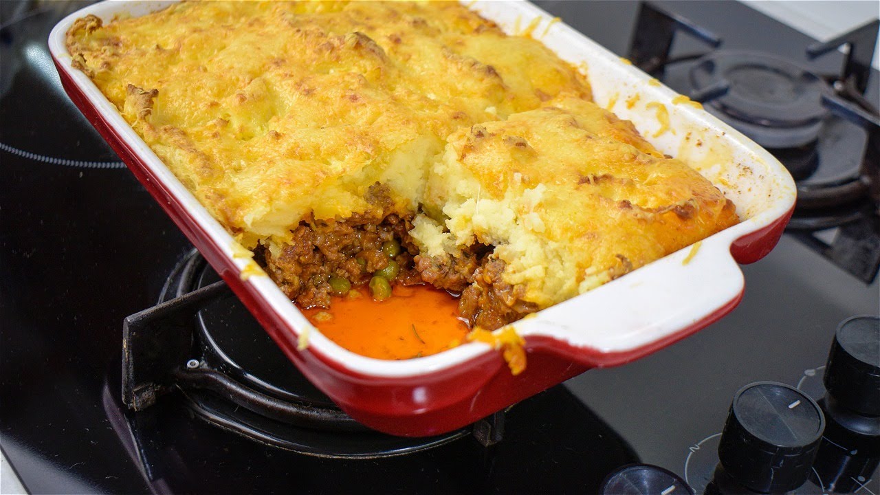 Fleisch, Kartoffeln und Gem&uuml;se &ndash; das perfekte Mittagessen aus dem Ofen &ndash;  Hirtenkuchen