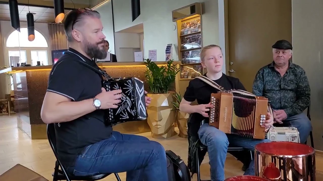 Lars Karlsson och Arvid Ramberg Strand  spelar Jämtgubben på Statt i Hudiksvall 🎶👍