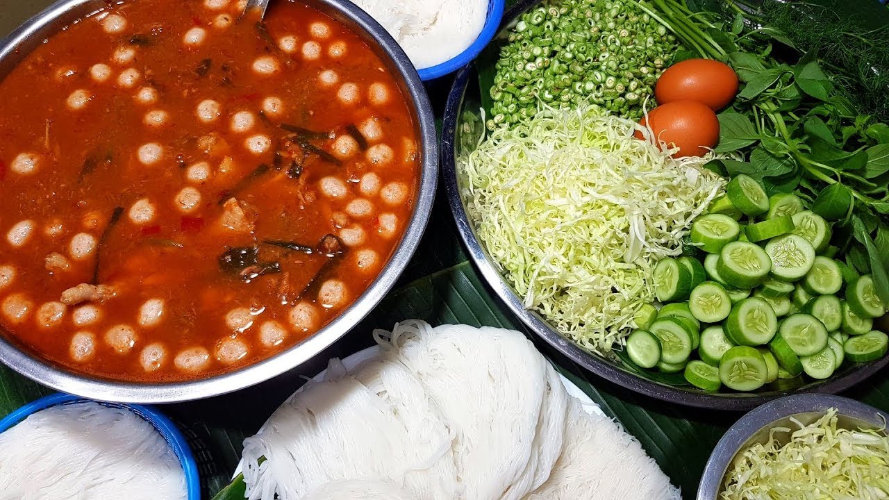 กับข้าวกับปลาโอ 530 : น้ำยาป่าปลากระป๋อง ผักแน่น ตีนเยอะ vermicelli mixed with a canned fish soup