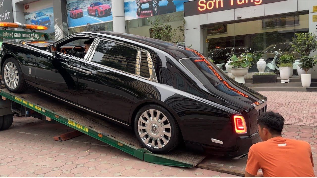 The new Rolls-Royce Phantom VIII has difficulty getting off the transport vehicle