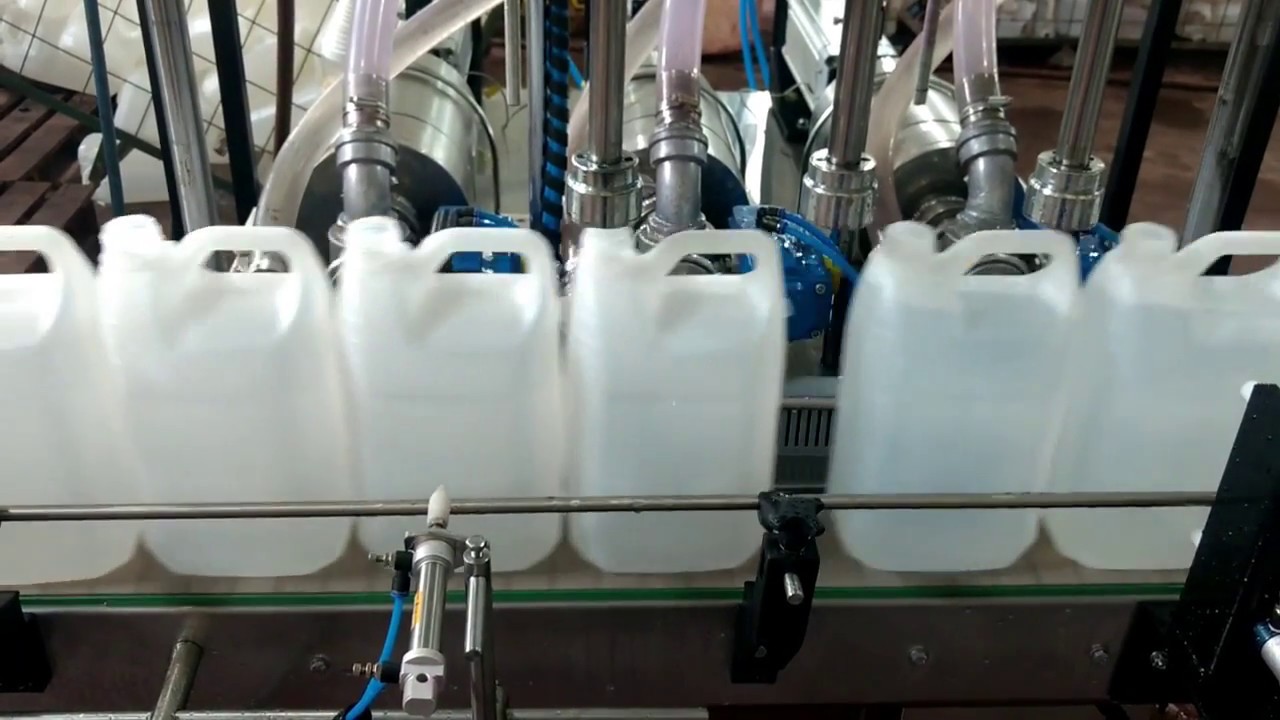 LINEA DE LLENADO Y TAPADO Y ETIQUETADO DE BIDONES AUTOMATICA.