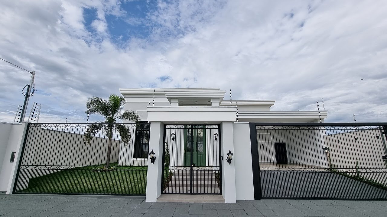 Casa a venda estilo Neoclássico de Alto Padrão bairro Belvedere em Primavera do Leste - MT  VENDIDA