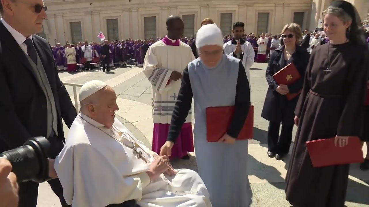 Papa Francisco aparece em público pela primeira vez após retornar a casa Santa Marta