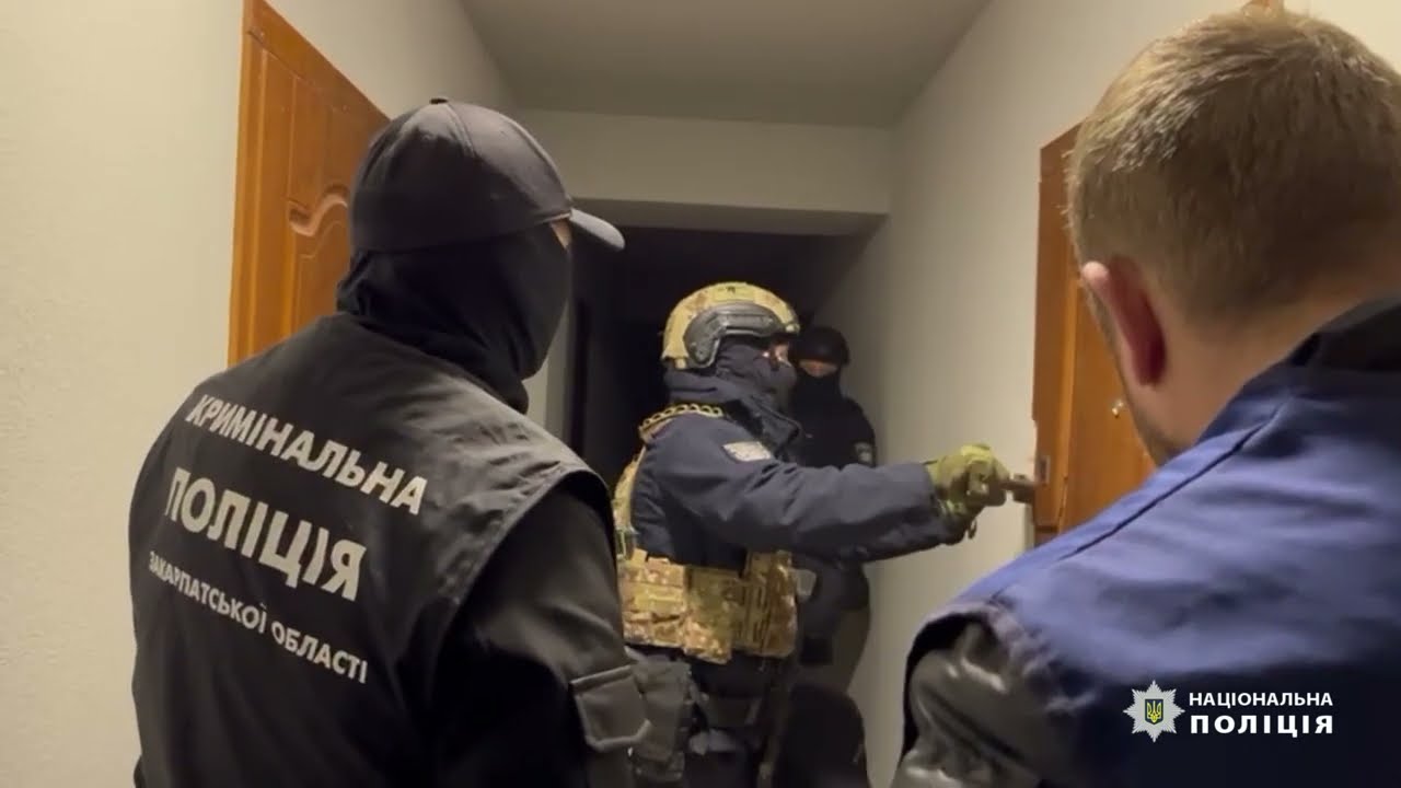 Кіберполіція Закарпаття викрила співмешканців у шахрайстві з продажем військової амуніції