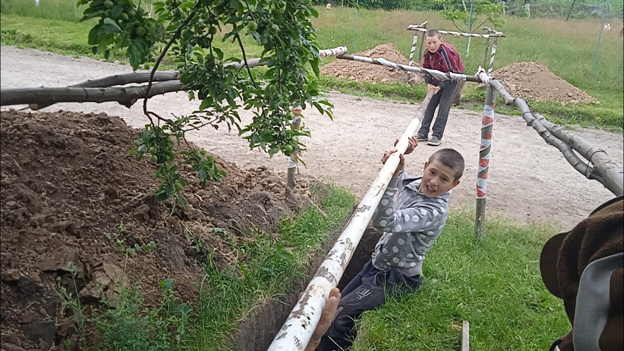 Нарешті пробили отвір під асфальтом, щоб була вода в хаті...