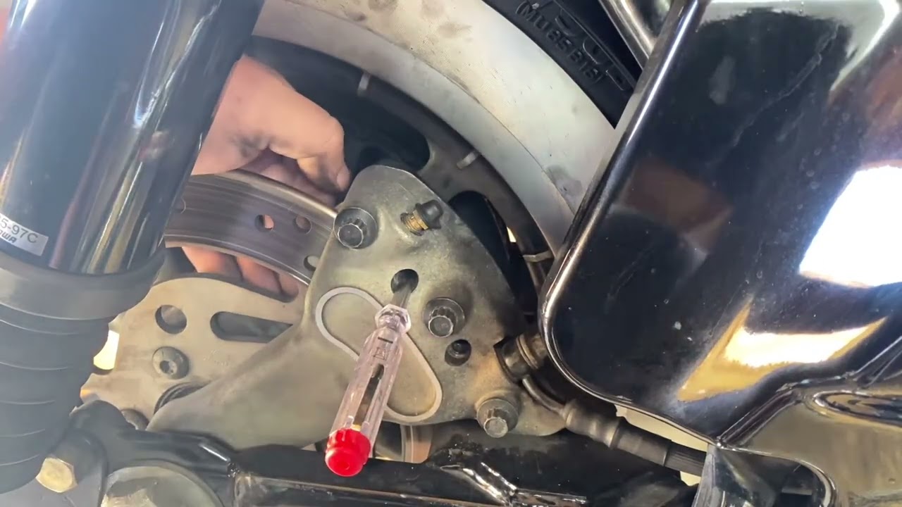 Замена задних тормозных колодок Harley Davidson (Roadking/Touring)