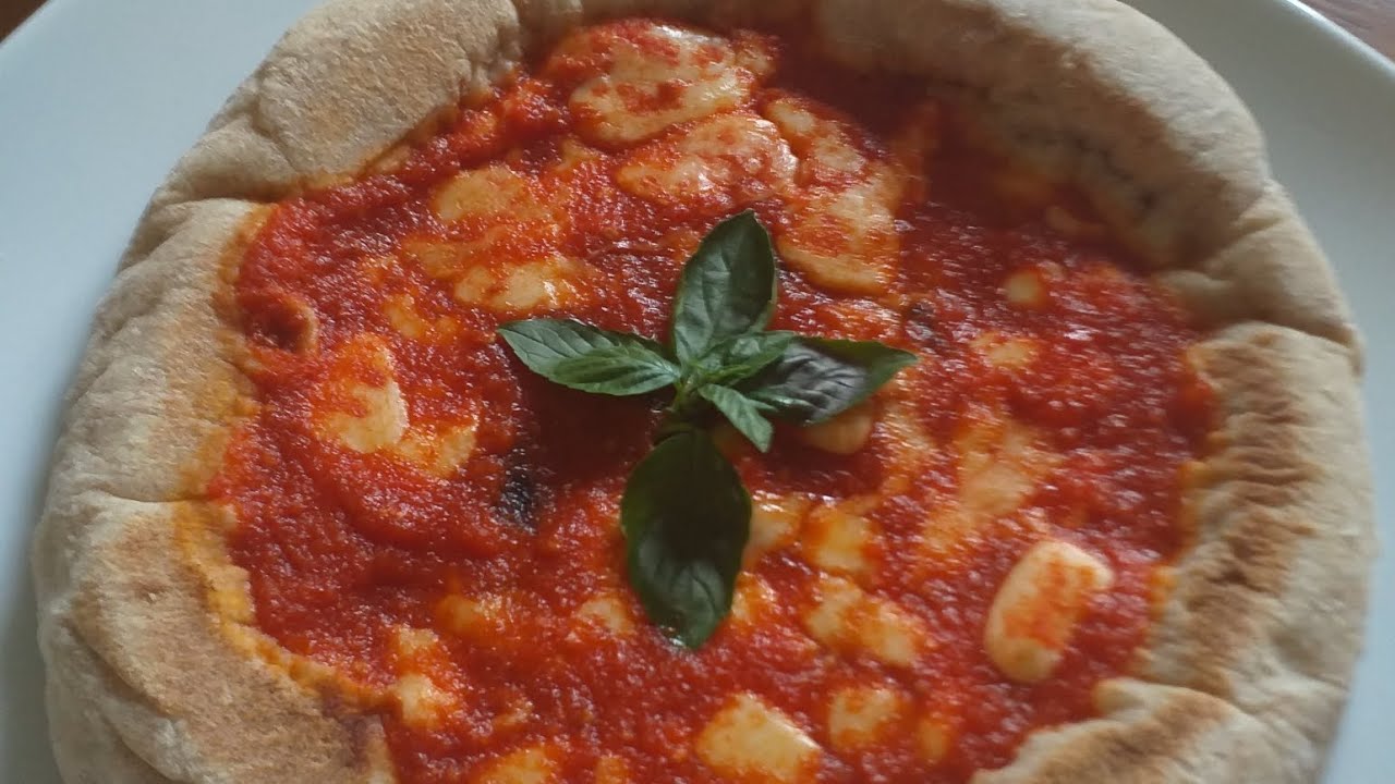 Pizza cotta in padella in soli sette minuti  impasto a mano.