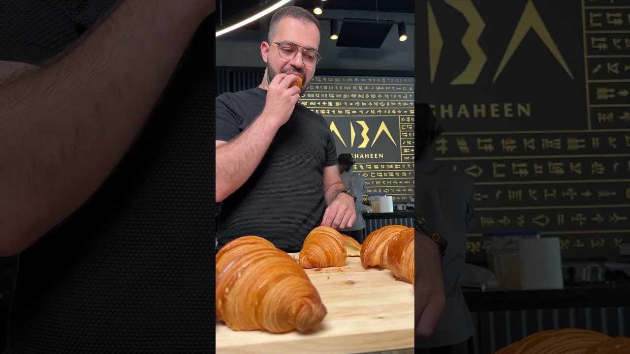 شنو رأيكم نوظف شيف المعجنات لو لا؟🥐