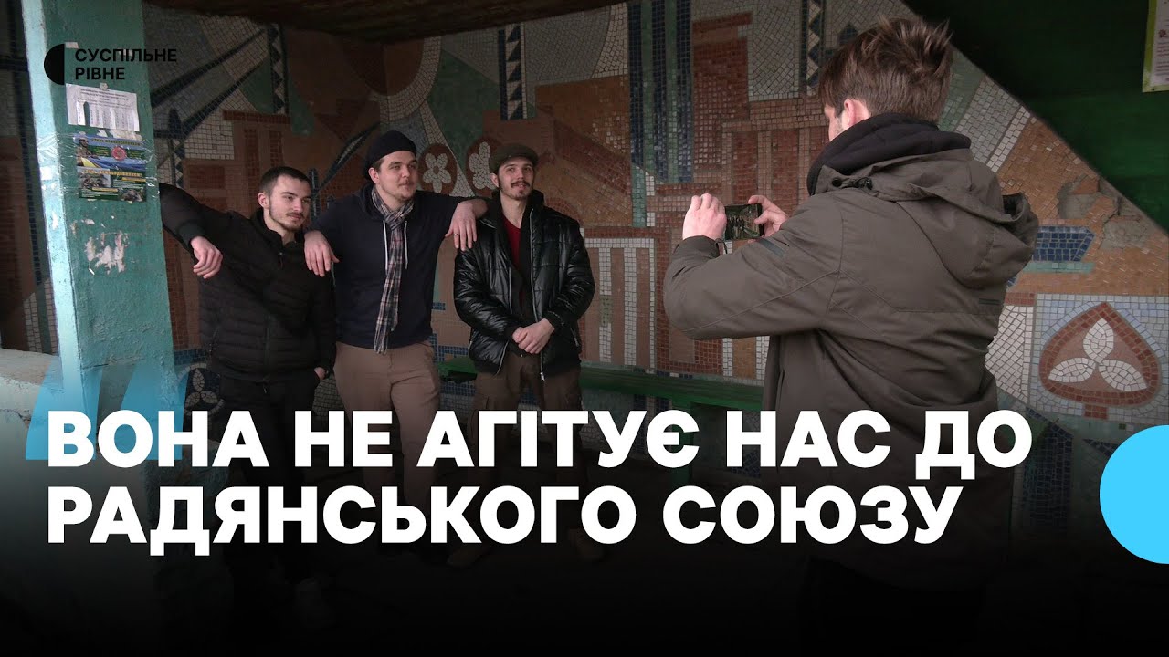 Мозаїку на зупинці у Здолбунові відчистили волонтери