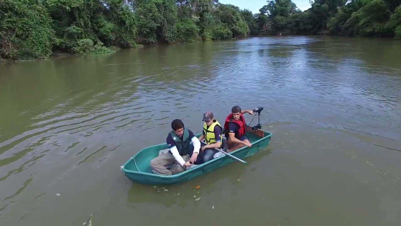 BARCO PESCADOR teste no RIO com 3 pessoas e motor elétrico   Barco Barato