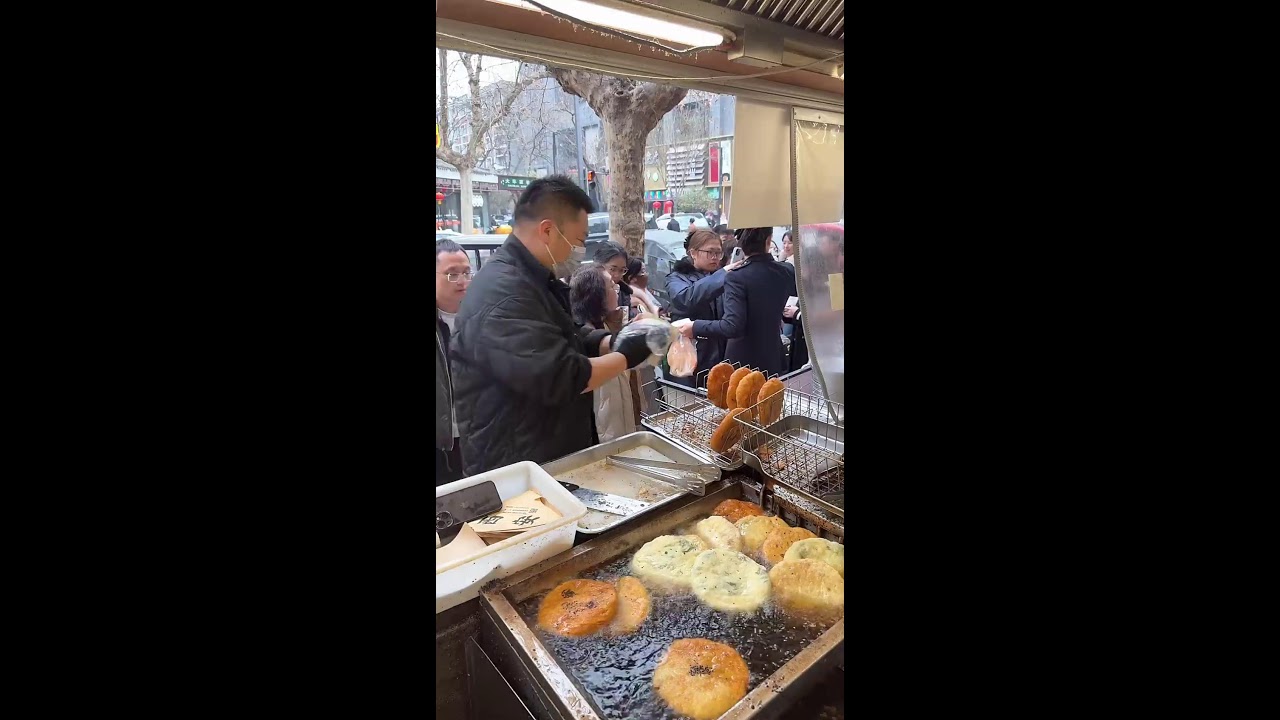 Enjoying delicious food - 纵览美食直播