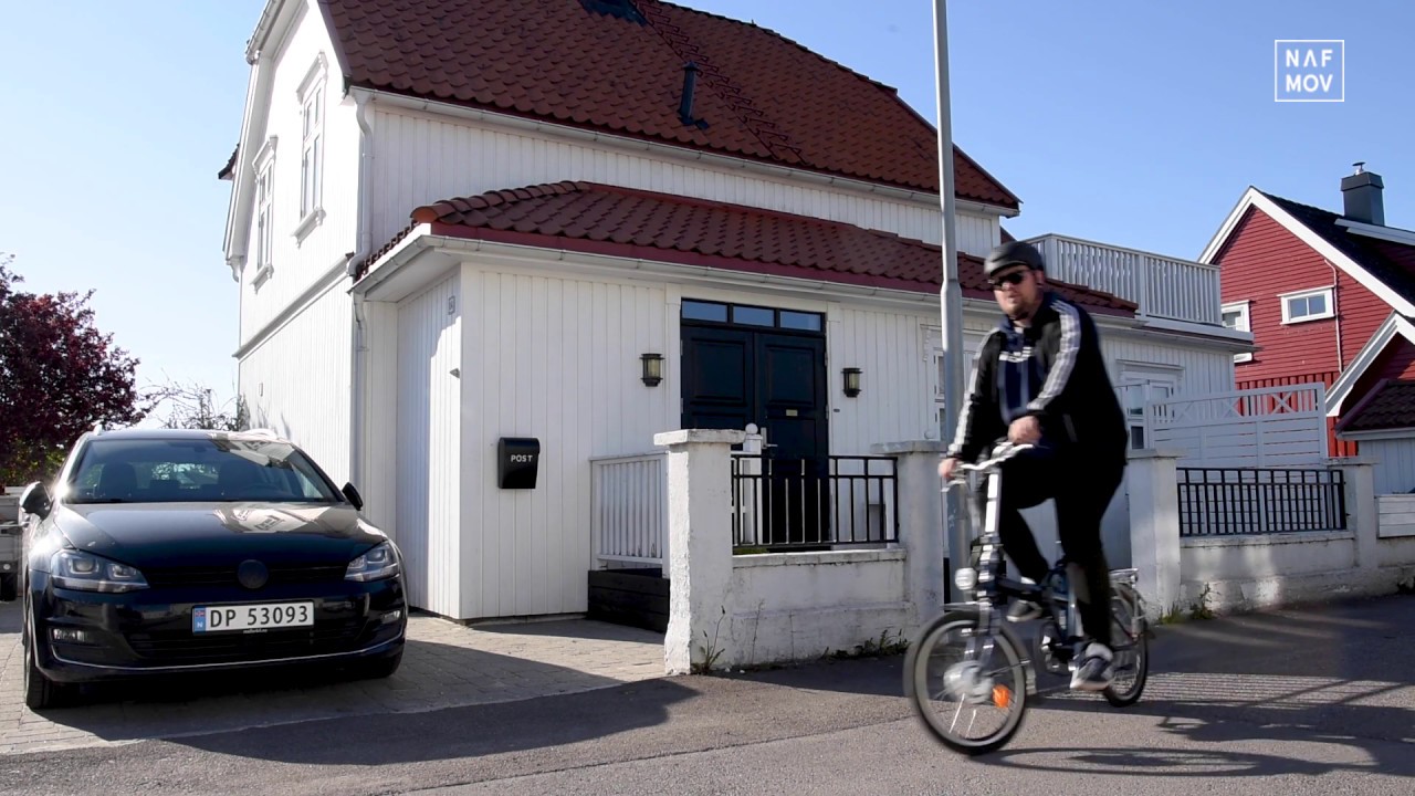 Sammenleggbar elsykkel på togtur
