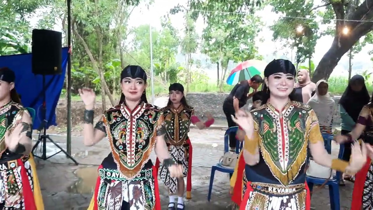 Tari jathilan cantik joget gayeng banget..