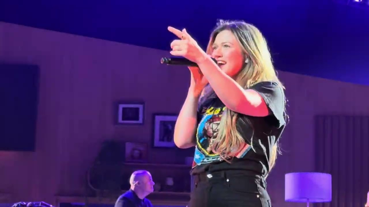 Kelly Clarkson performs Didn’t I at Studio Sessions in Las Vegas on 7.12.25
