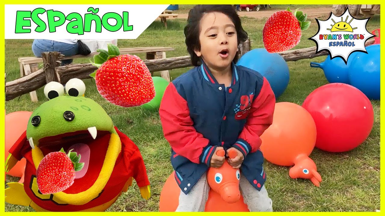 Niños recogiendo fresas en la granja con diversión familiar Área de juegos infantiles