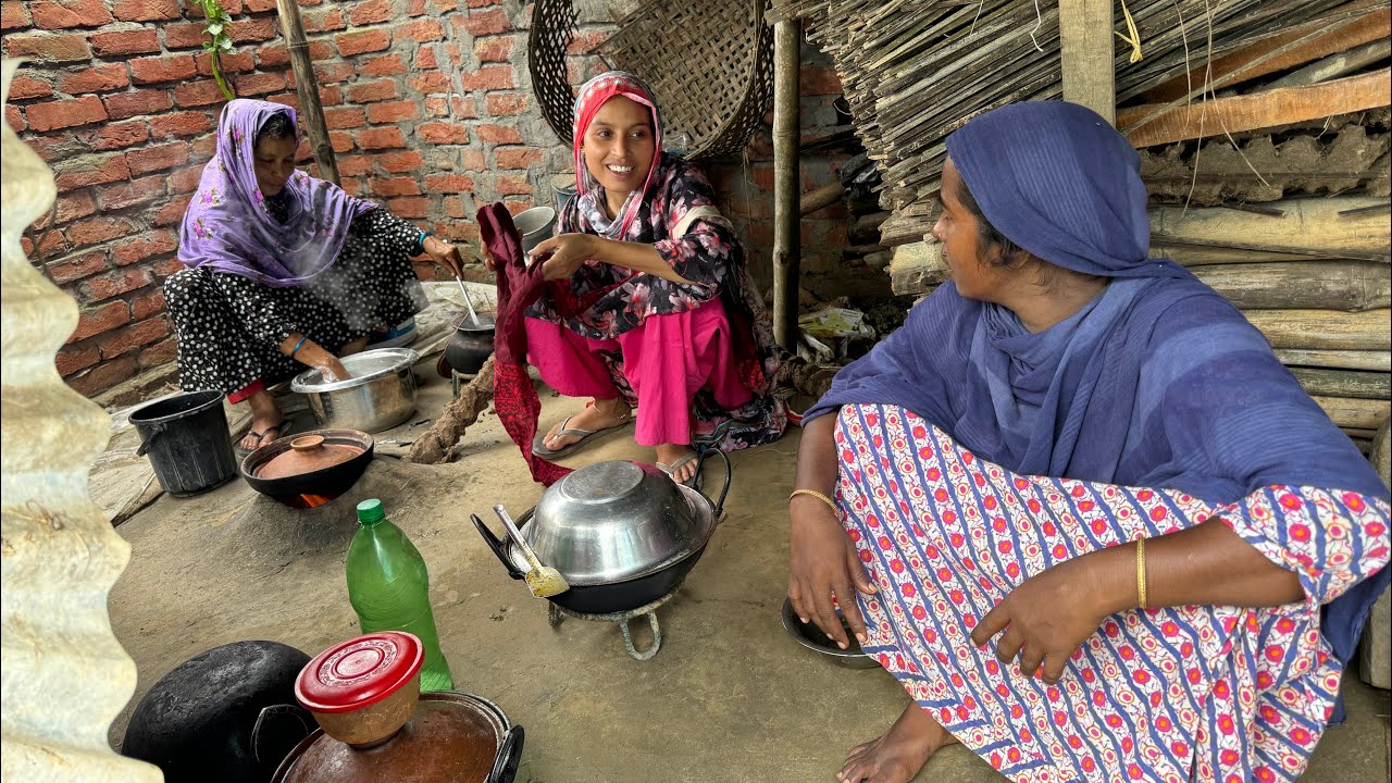 গাঁয়ের মেয়েরা এভাবে মিলেমিশে রান্না করে আর আনন্দ করে