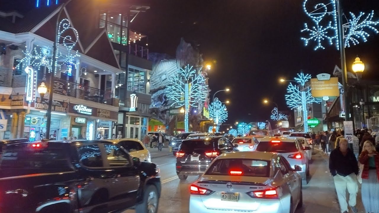 Last Busy day of the Thanksgiving weekend, Gatlinburg TN, bonus clips of Christmas lights
