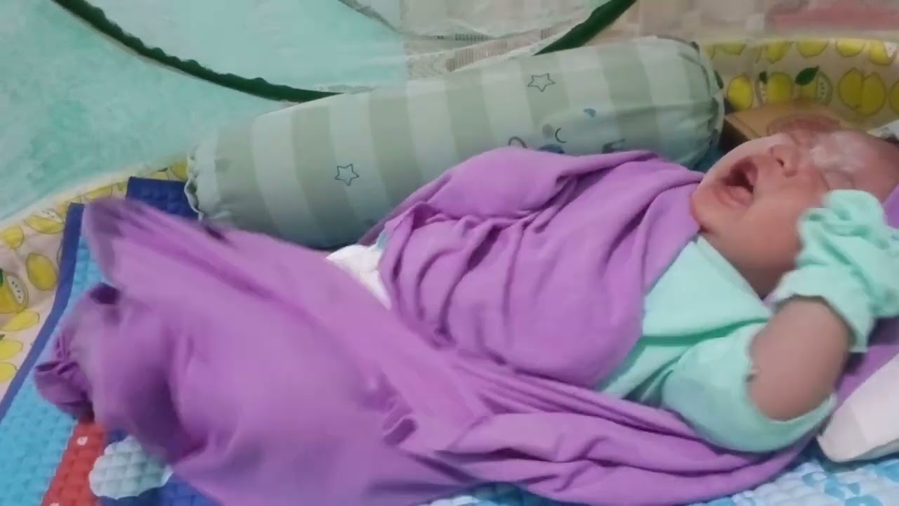 Si bocil yg suka ngamuk kalo di bedong 