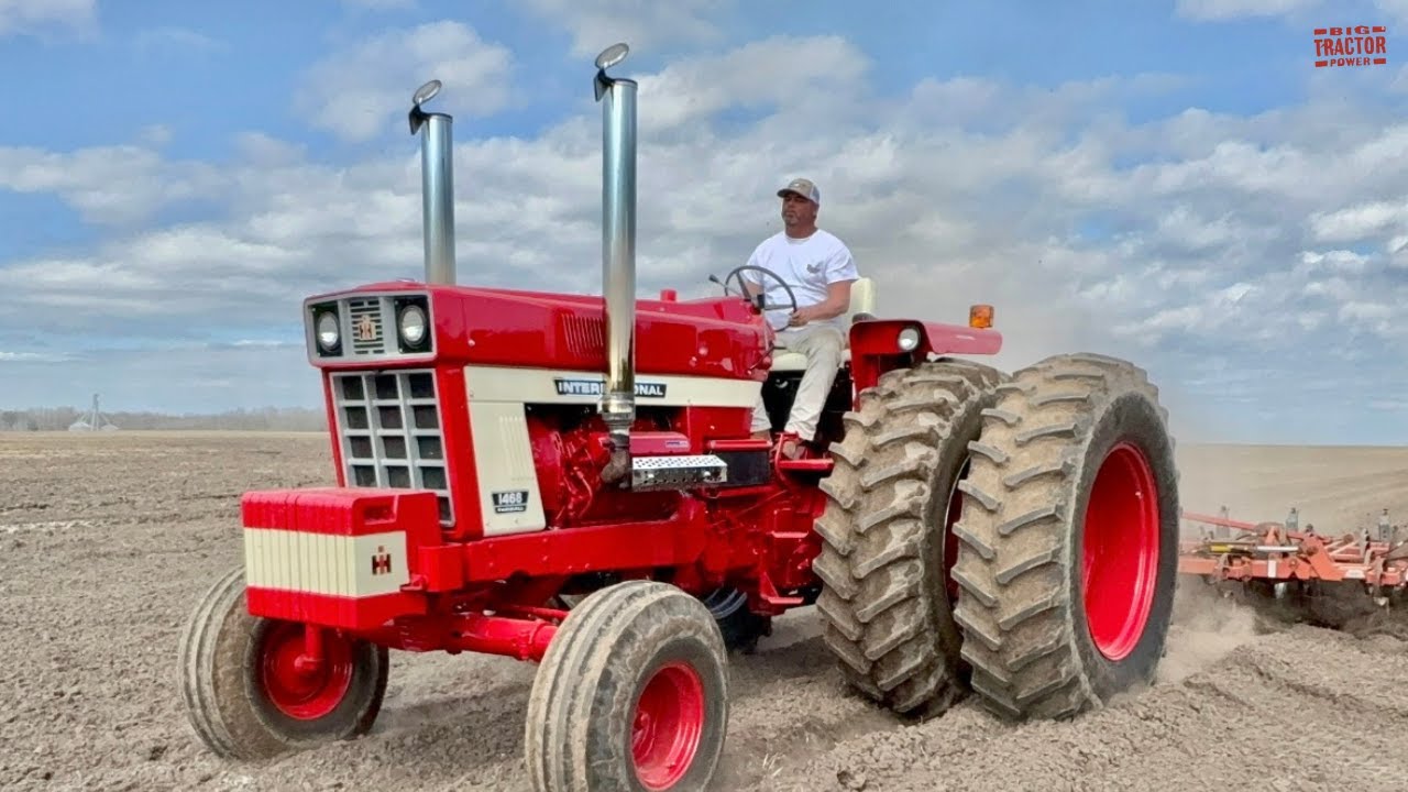 V8 INTERNATIONAL 1468 Tractor Field Cultivating