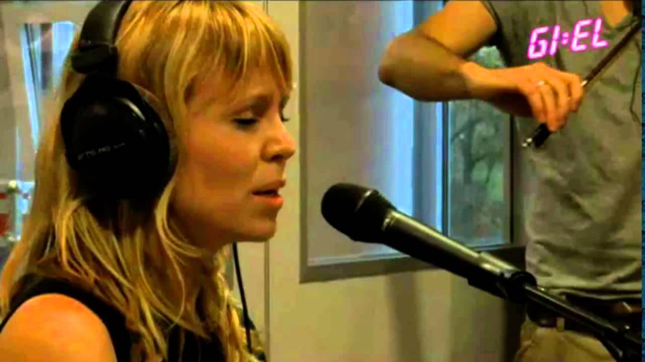 Janne Schra covers One day / Reckoning Song