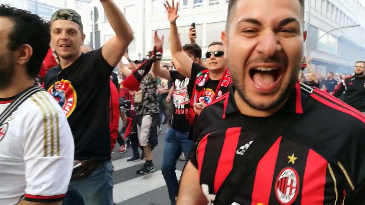 DUDELANGE - AC MILAN: les Tifosi en cortège du centre au stade