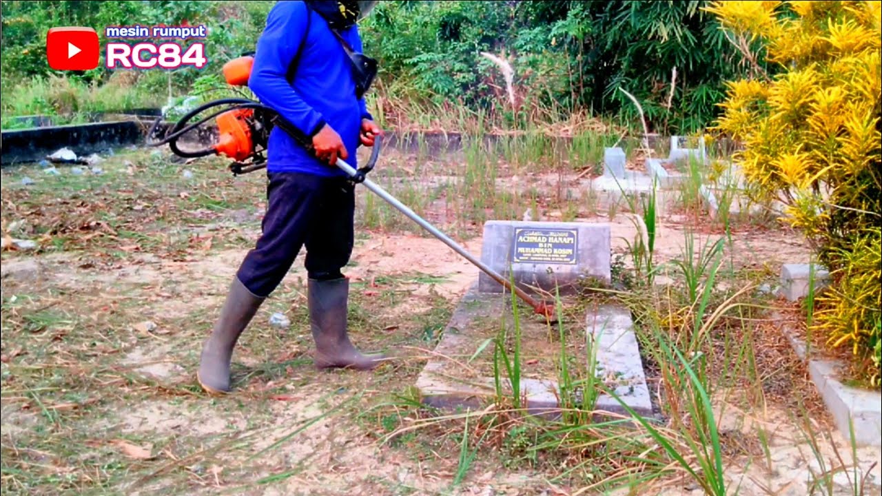 Memotong rumput di lahan pemakaman memakai mesin rumput 328  #rc84