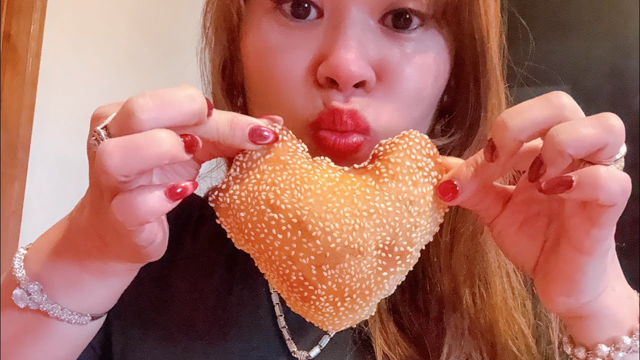 Ăn miếng chiên Bánh Tiểu kiểu hình 