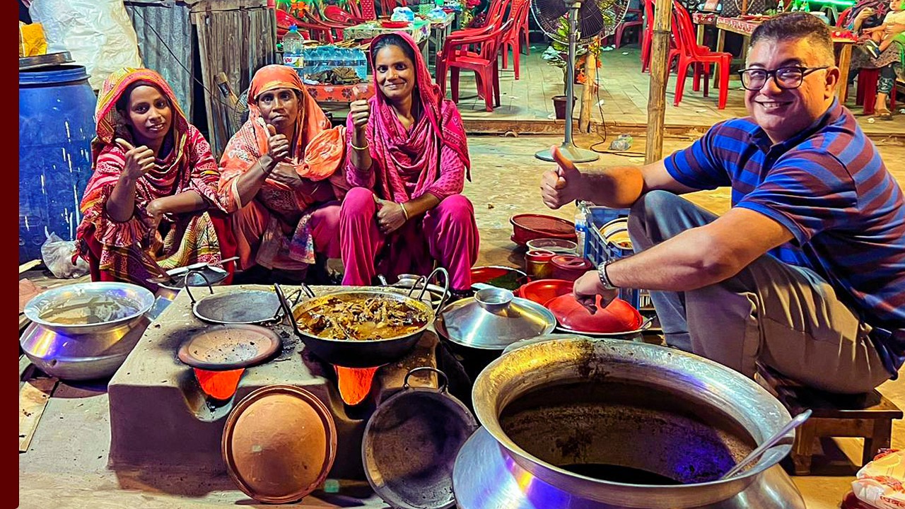 ভাইরাল হাঁসের মাংস, চাপটি পিঠার শুরু এখানেই- Bilkis Pitha Ghor, Purbachal | 300 Feet Hash Er Mangsho
