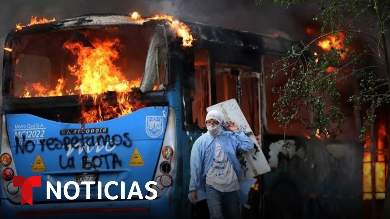 Paro nacional en Colombia termina en batalla campal | Noticias Telemundo